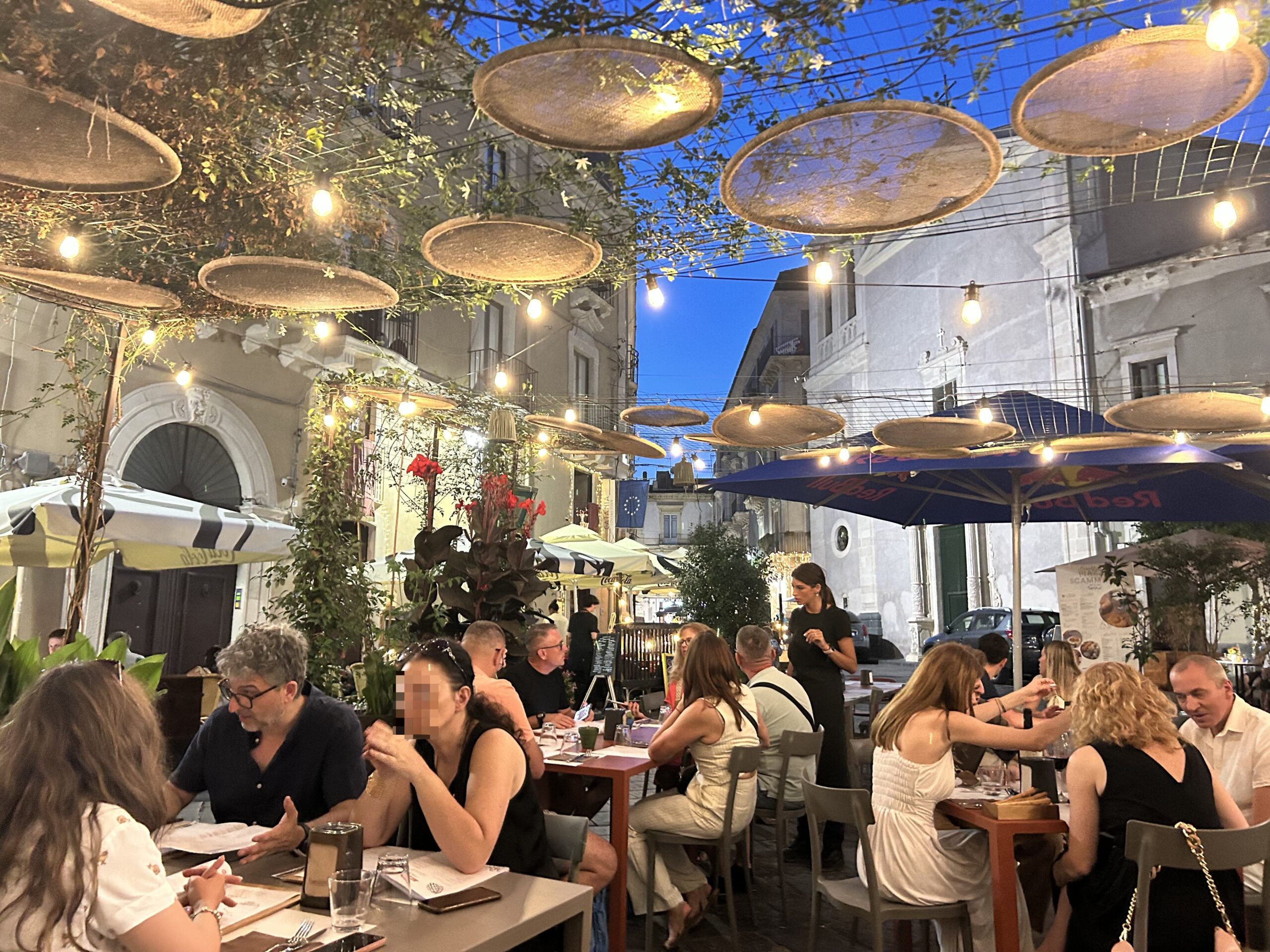 Vita notturna a Catania tra locali all’aperto, atmosfera conviviale e street food: la movida catanese nel cuore del centro storico, tra luci e sapori mediterranei